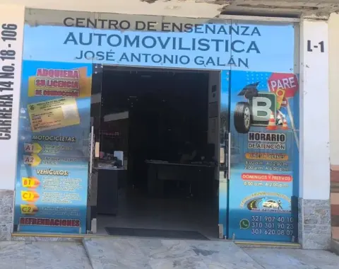 Fachada de la sede del CEA en Charalá loading=